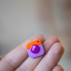 Przypinka kolorowy aparat